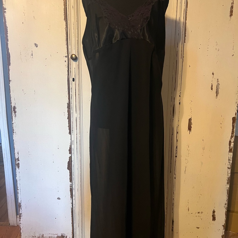 Jones New York Black Chemise with Elegant Design